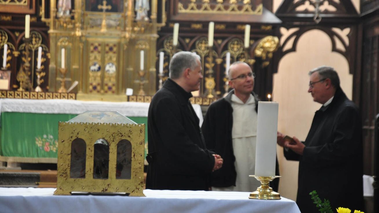 image:Image Ostatky sv. Tomáše Akvinského, učitele církve, uctili věřící v pondělí 21. října v bývalém dominikánském klášterním kostele v Českých Budějovicích při akci Tomáš mezi námi. U relikviáře s lebkou světce vystavenou při výročí jeho smrti rozjímali a modlili se např. biskup Vlastimil Kročil, děkan Katedrální kapituly P. Zdeněk Mareš nebo dominikánský provinciál Lukáš Fošum (vpravo). Emeritní děkan teologické fakulty Tomáš Machula (vlevo) přednesl přednášku Tomáš jako profesor a jako kazatel.