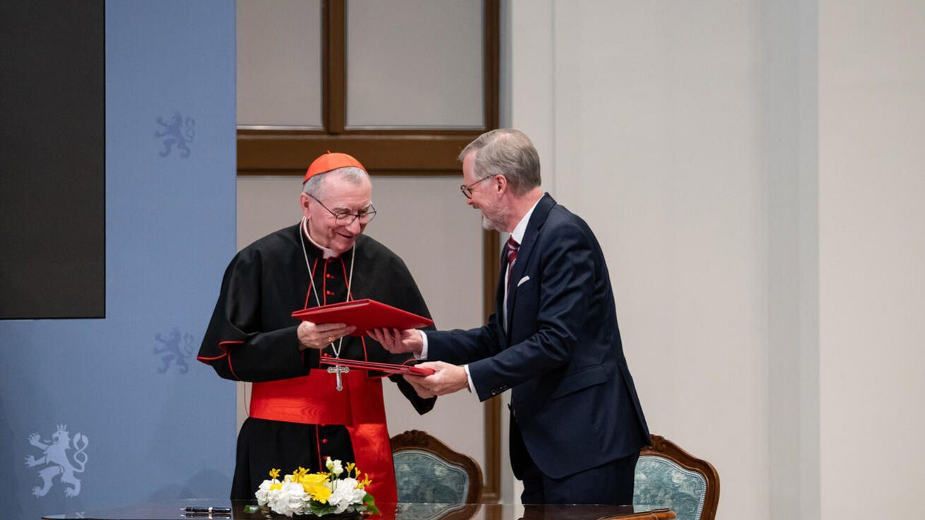 Smlouvu podepsali kardinál Pietro Parolin a premiér Petr Fiala minulý čtvrtek. image:Image Smlouvu podepsali kardinál Pietro Parolin a premiér Petr Fiala minulý čtvrtek.