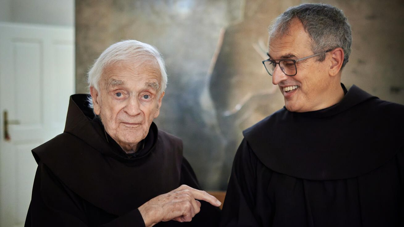 P. Massimo Fusarelli s nejstarším českým františkánem P. Benediktem Holotou, který nedávno oslavil 102 let. image:Image P. Massimo Fusarelli s nejstarším českým františkánem P. Benediktem Holotou, který nedávno oslavil 102 let.