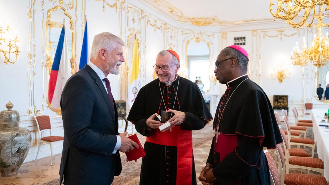image:Image VATIKÁNSKÝ STÁTNÍ SEKRETÁŘ, tedy druhý muž Vatikánu, kardinál Pietro Parolin se během své jednodenní státní návštěvy v Praze 24. října sešel s prezidentem republiky Petrem Pavlem. Doprovázel ho apoštolský nuncius v ČR arcibiskup Jude Thaddeus Okolo. Poté kardinál Parolin předsedal mši svaté v pražské katedrále, kterou s ním koncelebrovali čeští a moravští biskupové. Jeho návštěva začala ve Strakově akademii, kde se setkal s premiérem Petrem Fialou, s nímž podepsal smlouvu mezi Českou republikou a Vatikánem. Nyní se čeká na schválení v parlamentu a podpis prezidenta republiky. Více na str. 1.