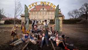 image:Image Amerikánka na útěku barvami a zvuky