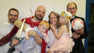 image:Image Místo dýní tančí svatí