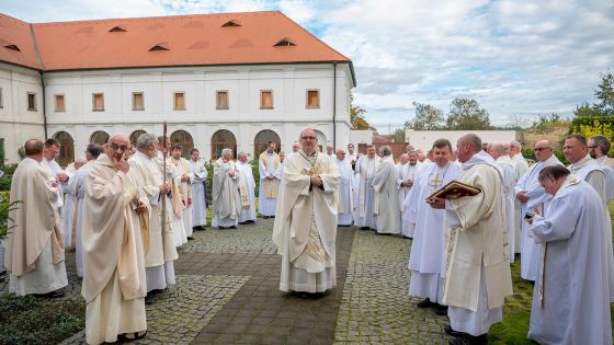 image:Image Duchovní kolem svého biskupa přede mší svatou na klášterní zahradě.