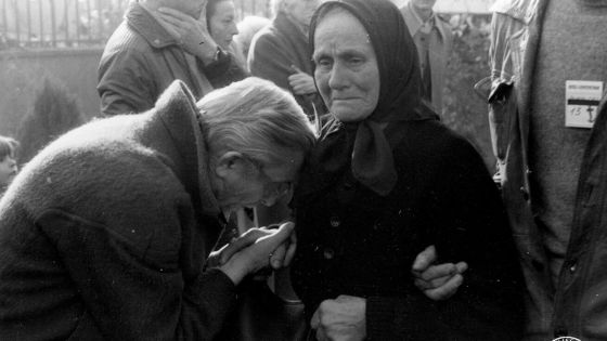 image:Image Maminka Marianna Popiełuszková nad hrobem umučeného syna Jerzyho. Pohřeb se konal 3. listopadu 1984 ve Varšavě a účastnily se ho obrovské davy lidí.