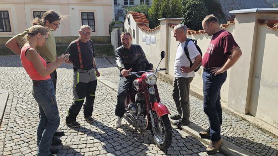 image:Image Vítání Jawy před děkanstvím v Ústí nad Orlicí.