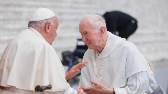 image:Image PAPEŽ FRANTIŠEK S DOMINIKÁNSKÝM TEOLOGEM P. TIMOTHYM RADCLIFFEM (79), který svými duchovními zamyšleními doprovází celé generální shromáždění synody. Letos 8. prosince se navíc stane jedním z 21 nových kardinálů, jak papež nedávno oznámil.