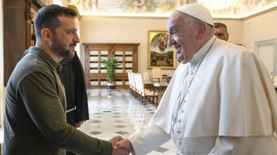 image:Image Prezident Zelenskyj požádal papeže o pomoc při zprostředkování propuštění zajatých ukrajinských novinářů s tím, že podle Červeného kříže je v Rusku drženo na 1 700 ukrajinských civilistů.