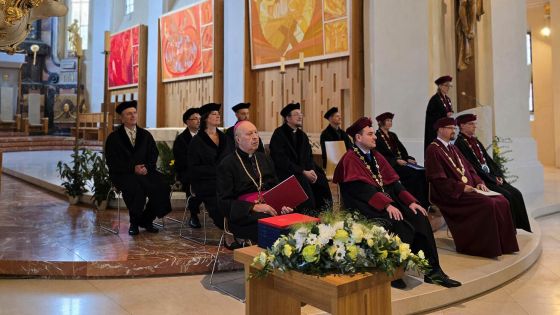 image:Image Absolventi Teologické fakulty Jihočeské univerzity měli v pátek slavnostní promoce v českobudějovické katedrále sv. Mikuláše. Členové vedení fakulty i biskup Pavel Posád třem desítkám již bývalých studentů popřáli, aby byli v dalším osobním a profesním životě stejně úspěšní jako při studiu na fakultě.