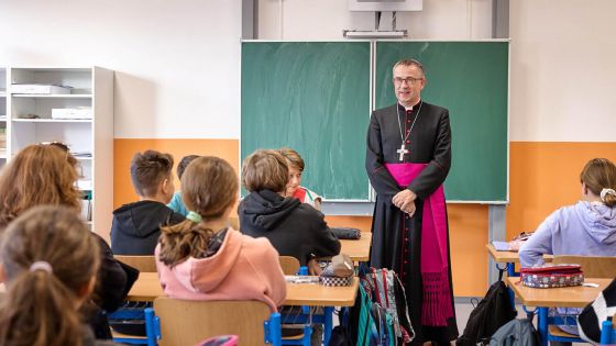 image:Image Dopoledne v rytmu školního zvonění prožil v úterý 15. října biskup Martin David na Základní škole sv. Zdislavy v Kopřivnici. Prohlédl si scénky dětí z prvního stupně a po přestávce odpovídal na dotazy starších žáků. V další vyučovací hodině požehnal nově vybudovanou družinu, školní klub a jiné prostory vzniklé díky přebudování dříve nevyužitých vlhkých sklepů.