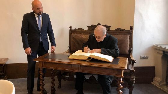 image:Image Primátor Plzně Roman Zarzycký přijal na radnici Františka Radkovského u příležitosti jeho 85. narozenin a předal mu stříbrnou pamětní medaili města.