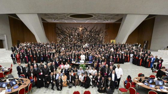 image:Image V aule Pavla VI. se od 2. do 27. října scházelo 368 delegátů synody z celého světa, mezi nimi 272 biskupů a 54 žen. I po zveřejnění závěrečného dokumentu se bude nadále scházet deset studijních skupin, aby se až do června hlouběji věnovaly některým tématům, u nichž nedošlo na synodě ke shodě.