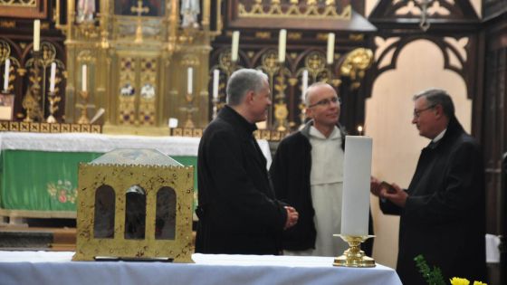 image:Image Ostatky sv. Tomáše Akvinského, učitele církve, uctili věřící v pondělí 21. října v bývalém dominikánském klášterním kostele v Českých Budějovicích při akci Tomáš mezi námi. U relikviáře s lebkou světce vystavenou při výročí jeho smrti rozjímali a modlili se např. biskup Vlastimil Kročil, děkan Katedrální kapituly P. Zdeněk Mareš nebo dominikánský provinciál Lukáš Fošum (vpravo). Emeritní děkan teologické fakulty Tomáš Machula (vlevo) přednesl přednášku Tomáš jako profesor a jako kazatel.