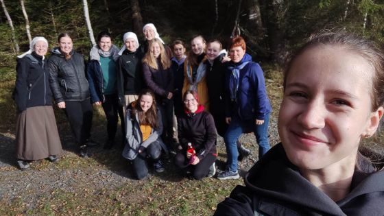 image:Image Třináct dívek prožilo podzimní prázdniny u sester františkánek Marie Immaculaty ve Strážově. Během víkendu se společně modlily, pracovaly, odpočívaly a obdivovaly krásy Šumavy.