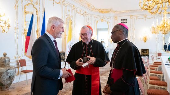 image:Image VATIKÁNSKÝ STÁTNÍ SEKRETÁŘ, tedy druhý muž Vatikánu, kardinál Pietro Parolin se během své jednodenní státní návštěvy v Praze 24. října sešel s prezidentem republiky Petrem Pavlem. Doprovázel ho apoštolský nuncius v ČR arcibiskup Jude Thaddeus Okolo. Poté kardinál Parolin předsedal mši svaté v pražské katedrále, kterou s ním koncelebrovali čeští a moravští biskupové. Jeho návštěva začala ve Strakově akademii, kde se setkal s premiérem Petrem Fialou, s nímž podepsal smlouvu mezi Českou republikou a Vatikánem. Nyní se čeká na schválení v parlamentu a podpis prezidenta republiky. Více na str. 1.