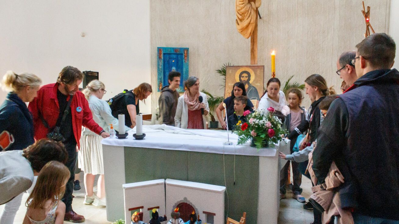 image:Image Během Noci kostelů si návštěvníci v kapli Matky Terezy na pražském Jižním Městě mohou vše zblízka prohlédnout a osahat. A jedna z farnic během prohlídky odpovídala na jejich dotazy.