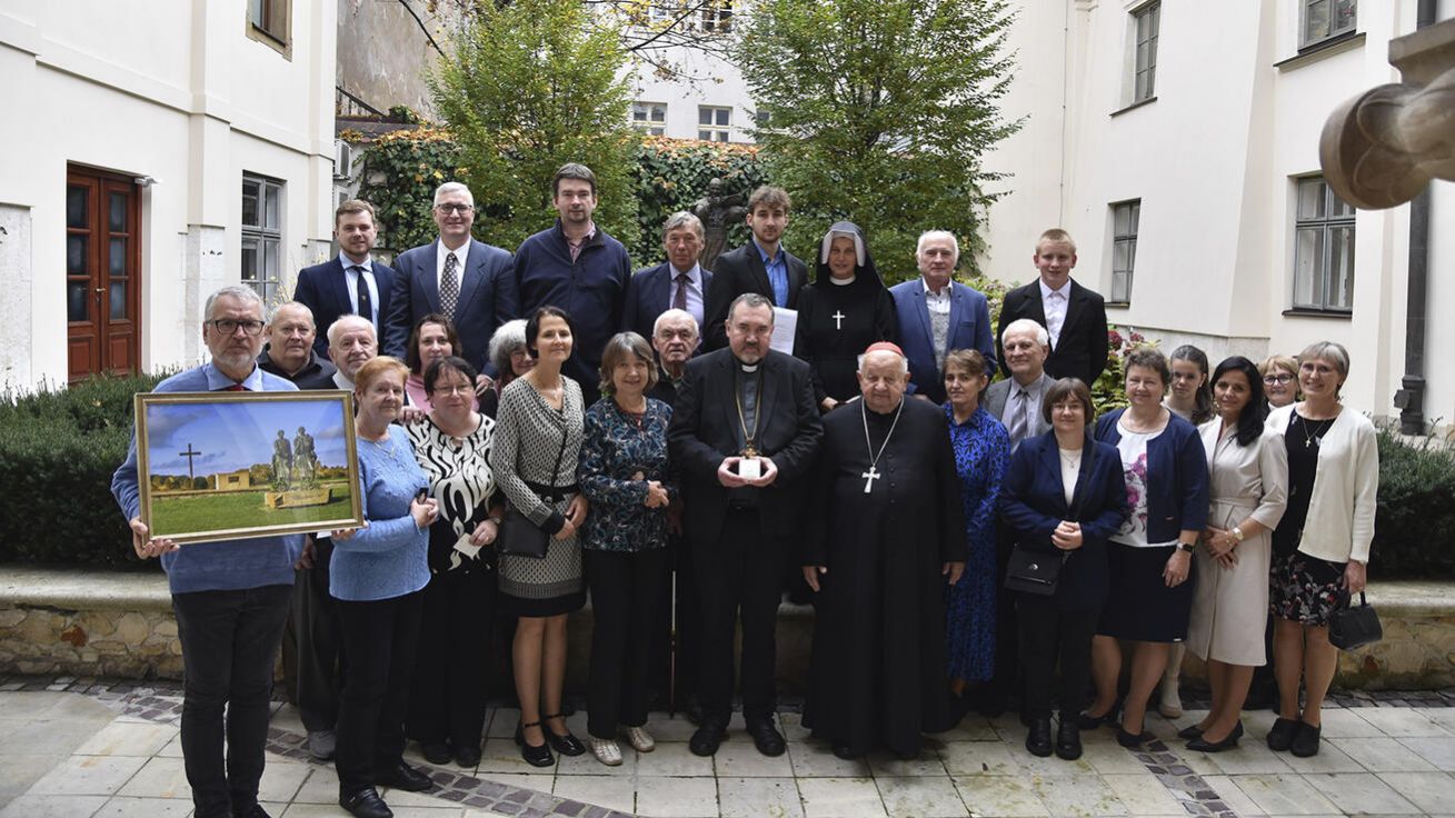 image:Image Relikvii sv. Jana Pavla II., kapku krve, získala 30. října farnost Libice nad Cidlinou. V Krakově ji od kardinála Stanislawa Dziwisze, bývalého sekretáře Jana Pavla II., převzal spolu s 27 farníky administrátor farnosti P. Petr Kubant. Papež Jan Pavel II. při návštěvě Hradce Králové v roce 1997 poutní místo požehnal, když na jeho přání letadlo zakroužilo nad slavníkovským hradištěm.
