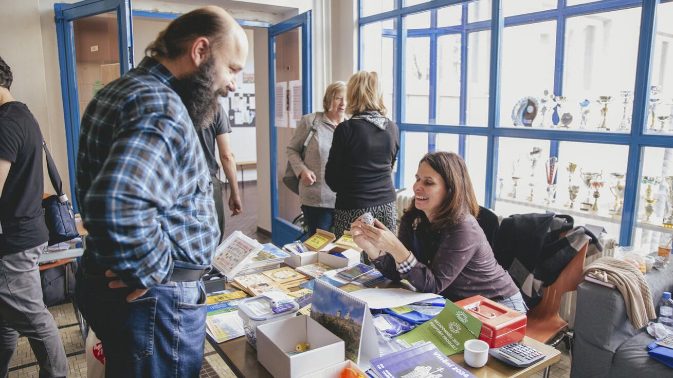 Návštěvníci Pastoračního veletrhu, který se konal v říjnu v Brně, se mohli inspirovat programy a aktivitami z celé diecéze. „Chceme v rámci veletrhu podpořit všechny, kdo mají chuť věci rozhýbat a komu není dění ve farnosti lhostejné,“ přiblížil motivaci k uspořádání této akce biskup Pavel Konzbul. image:Image Návštěvníci Pastoračního veletrhu, který se konal v říjnu v Brně, se mohli inspirovat programy a aktivitami z celé diecéze. „Chceme v rámci veletrhu podpořit všechny, kdo mají chuť věci rozhýbat a komu není dění ve farnosti lhostejné,“ přiblížil motivaci k uspořádání této akce biskup Pavel Konzbul.