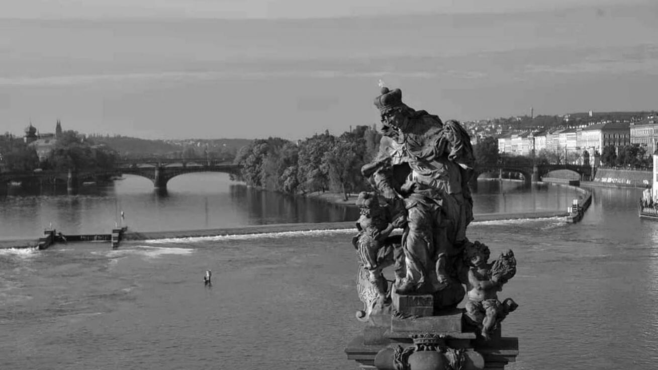 image:Image Černobílé fotografie odhalují zajímavé detaily soch.