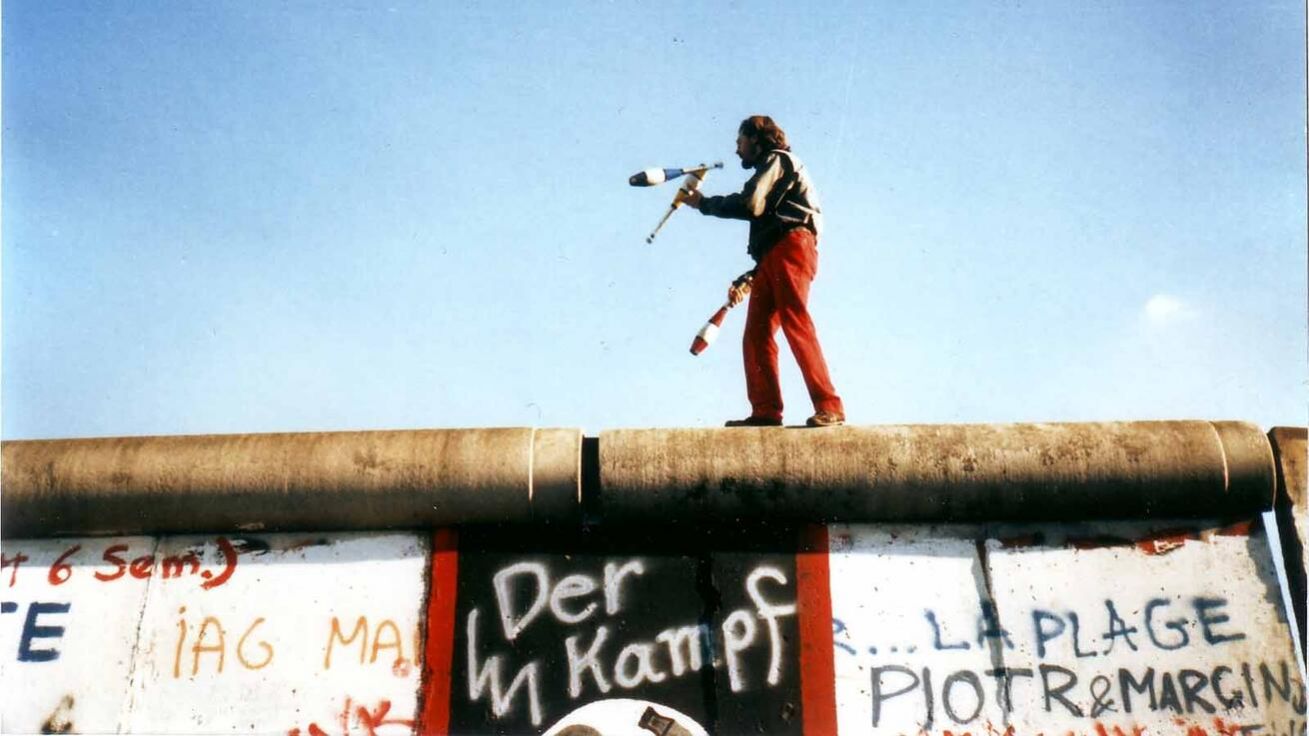 image:Image Žonglér na Berlínské zdi (16. listopad 1989). Rovnováhu na jejích troskách dnes hledají i současní němečtí politici.