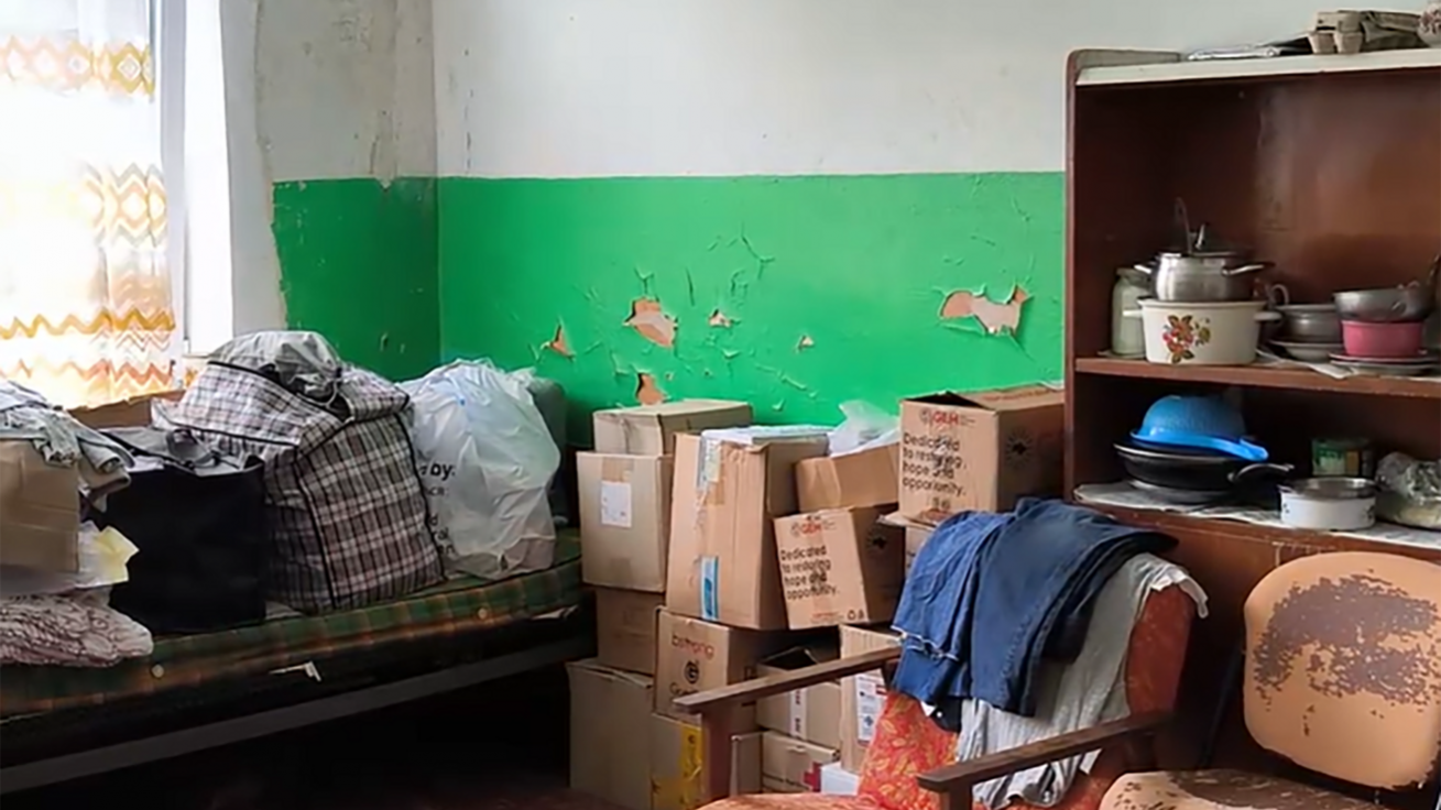 image:Image Olga v její zdevastované vesnici, kde dosud není bezpečno. Celá oblast zůstává plná min.