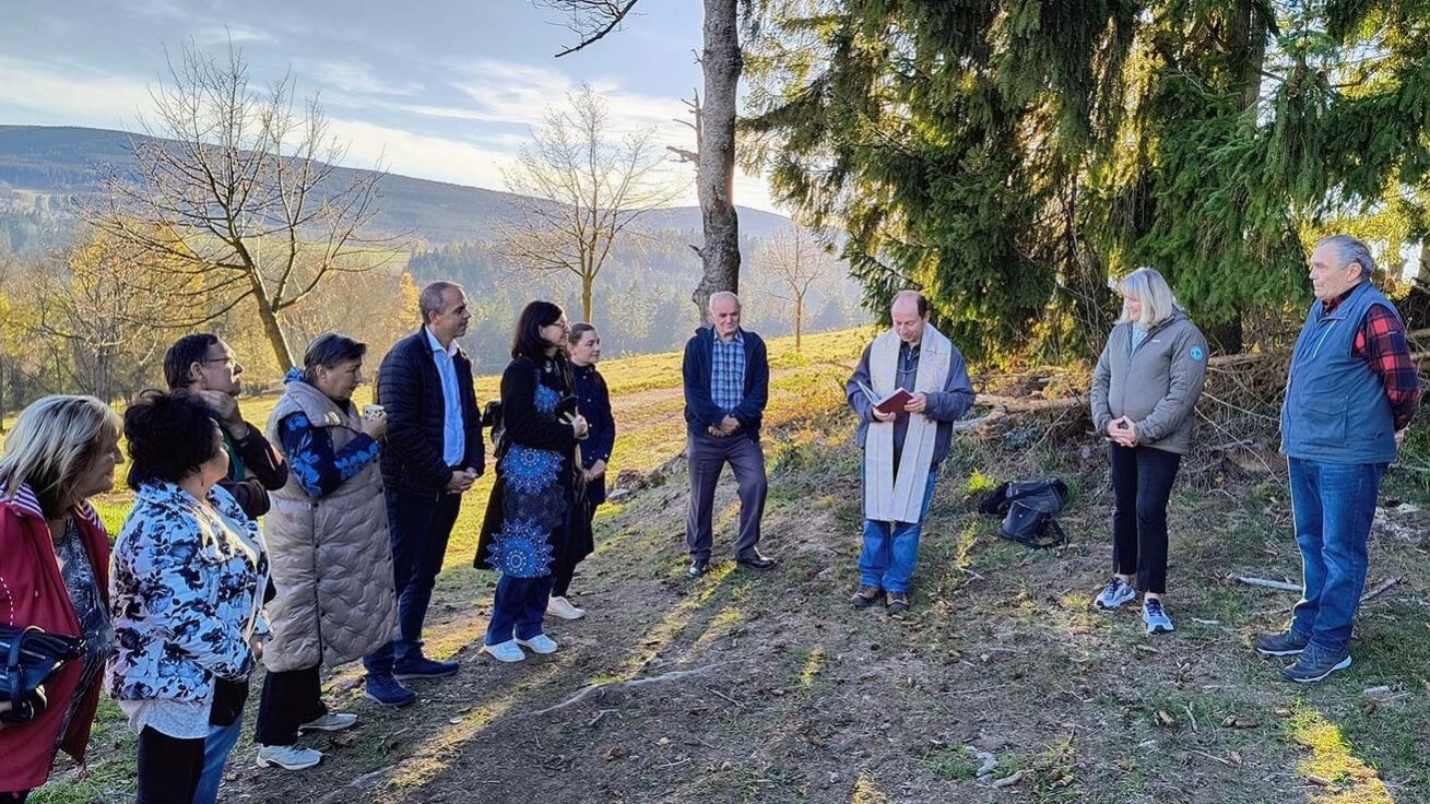 image:Image Ve Vimperku pojmenovali lipovou alej po Mons. Karlu Fořtovi.