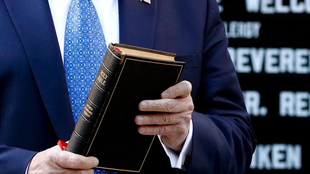 image:Image Bible se může objevit i v politické kampani.