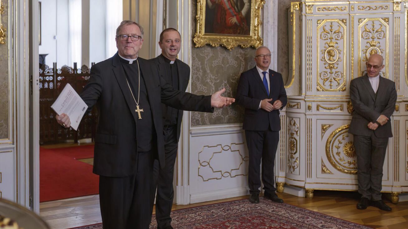 image:Image Mons. Robert Barron během dvou dní navštívil mnoho míst v Praze, zavítal i na arcibiskupství.