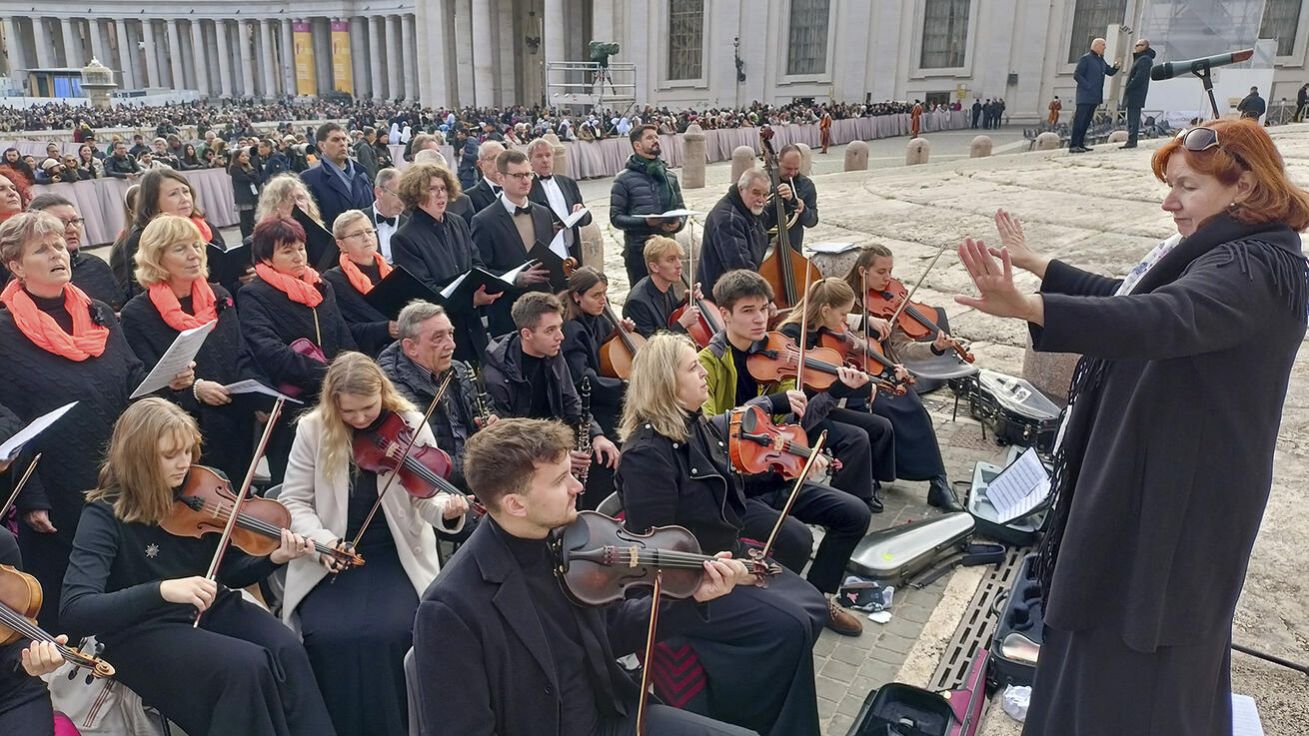 Rychnovský chrámový sbor si zahrál a zazpíval na Svatopetrském náměstí ve Vatikánu. image:Image Rychnovský chrámový sbor si zahrál a zazpíval na Svatopetrském náměstí ve Vatikánu.