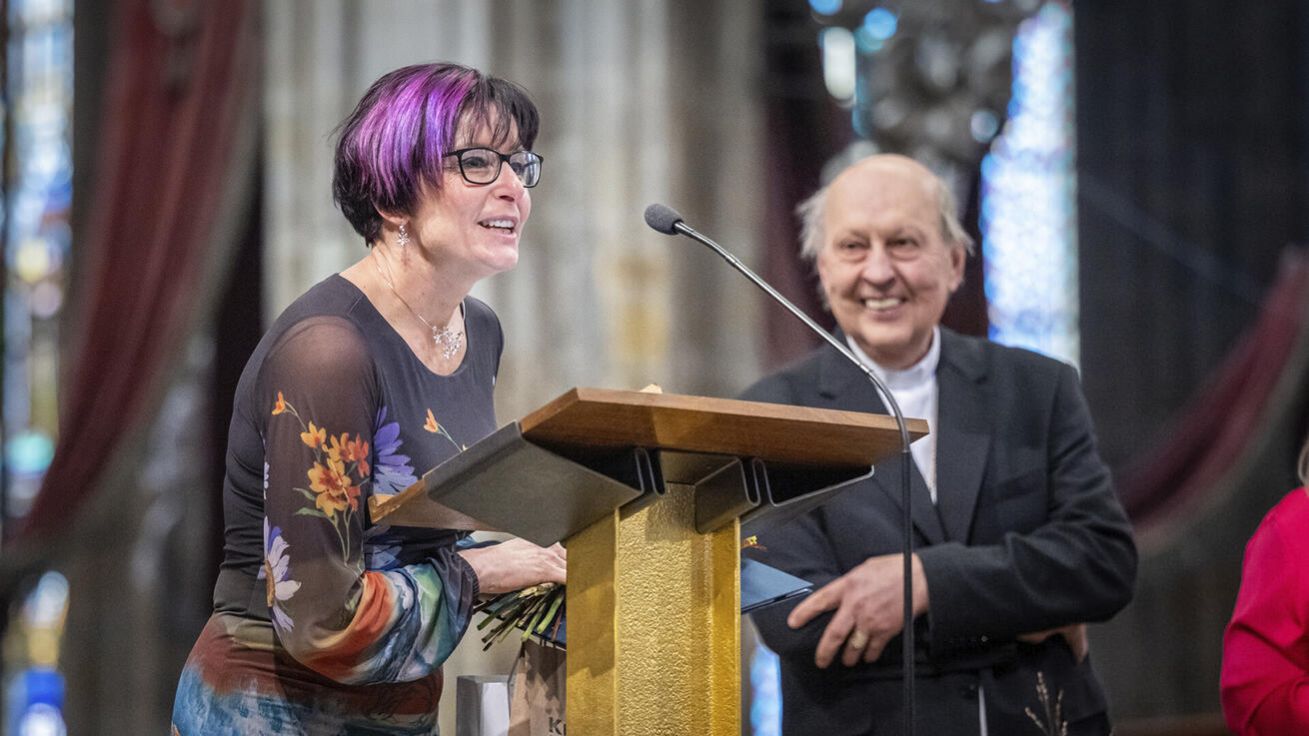 image:Image Eva Ortová po přijetí Ceny Charity vedle biskupa Pavla Posáda, prezidenta Charity Česká republika.