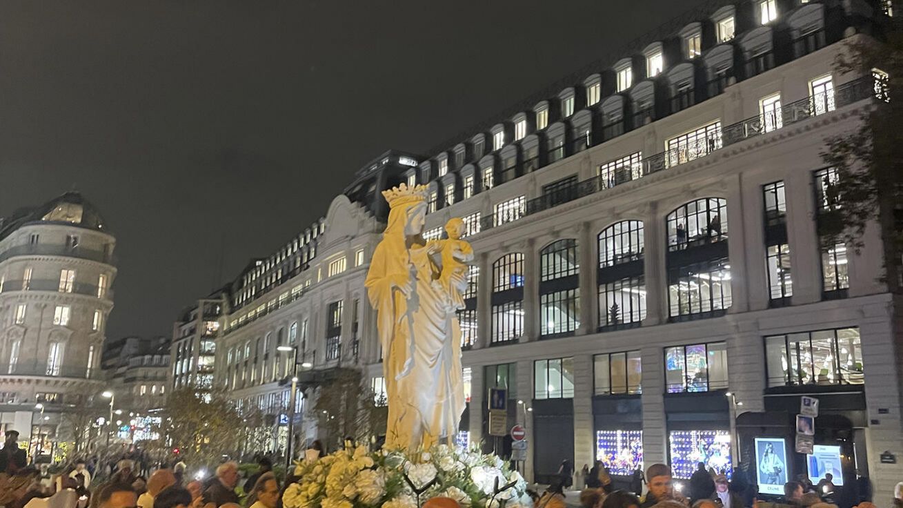 image:Image Věřící doprovázejí s modlitbami a svícemi v rukou sochu Panny Marie s dítětem pařížskými ulicemi. Ze svého dočasného domova v kostele sv. Germain-l’Auxerrois se vrátila do nově zrekonstruované katedrály Notre-Dame.