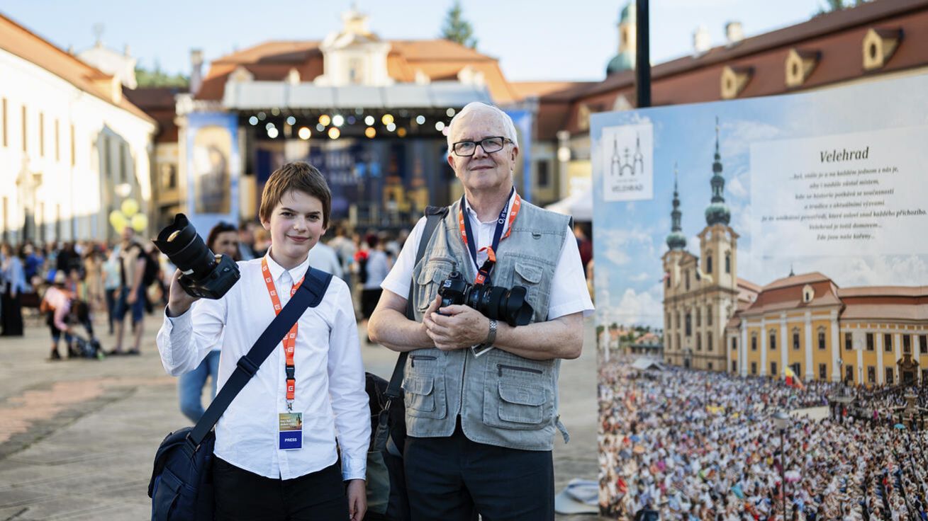 image:Image Nejstarší a nejmladší fotograf Člověka a Víry v arcidiecézi František Ingr a Tomáš Hýsek se sešli při letošní cyrilometodějské pouti na Velehradě.