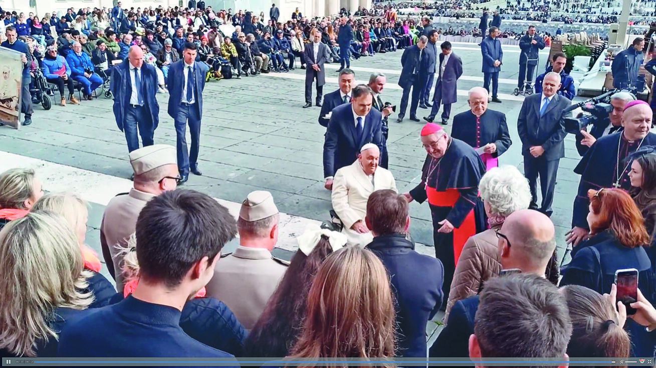 image:Image PAPEŽ FRANTIŠEK NASLOUCHÁ SVATOVÁCLAVSKÉMU CHORÁLU v podání Rychnovského chrámového sboru při generální audienci na Svatopetrském náměstí 13. listopadu. Skupinu provázel i kardinál Dominik Duka a biskup Zdenek Wasserbauer.