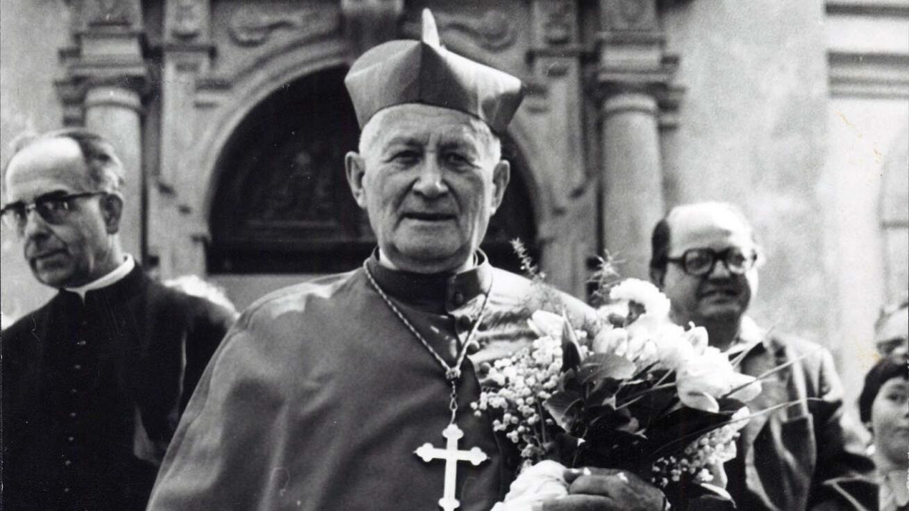 image:Image Kardinál František Tomášek s kyticí od věřících ve Staré Boleslavi v roce 1979.