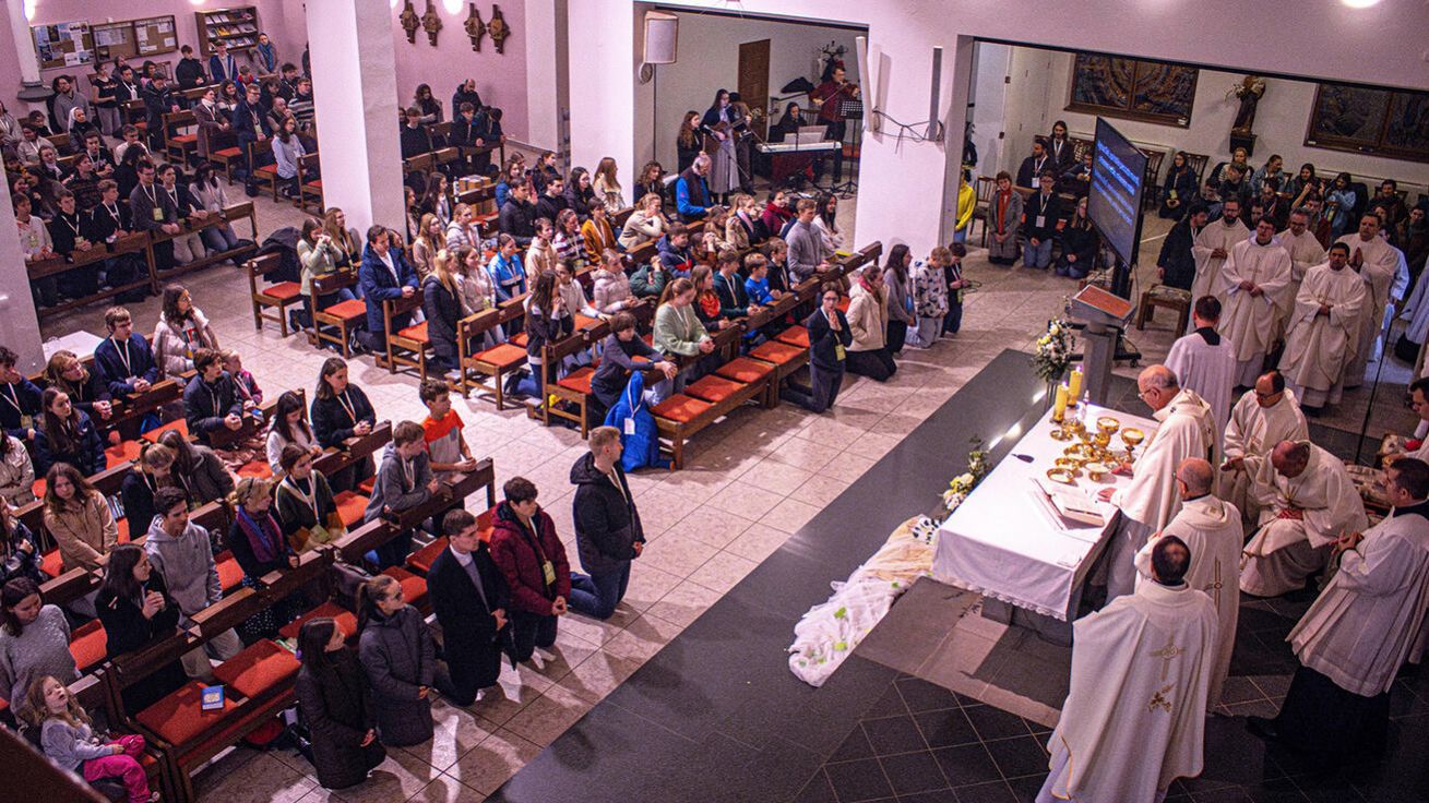 image:Image Arcidiecézní setkání mladých v Salesiánském středisku mládeže přilákalo o víkendu téměř 300 účastníků. Na programu bylo mnoho nejen přednášek, svědectví i modliteb, ale také workshopů, sportu a tvoření. Setkání vyvrcholilo mší sv. s arcibiskupem Janem Graubnerem, který pohovořil o své cestě ke kněžství.