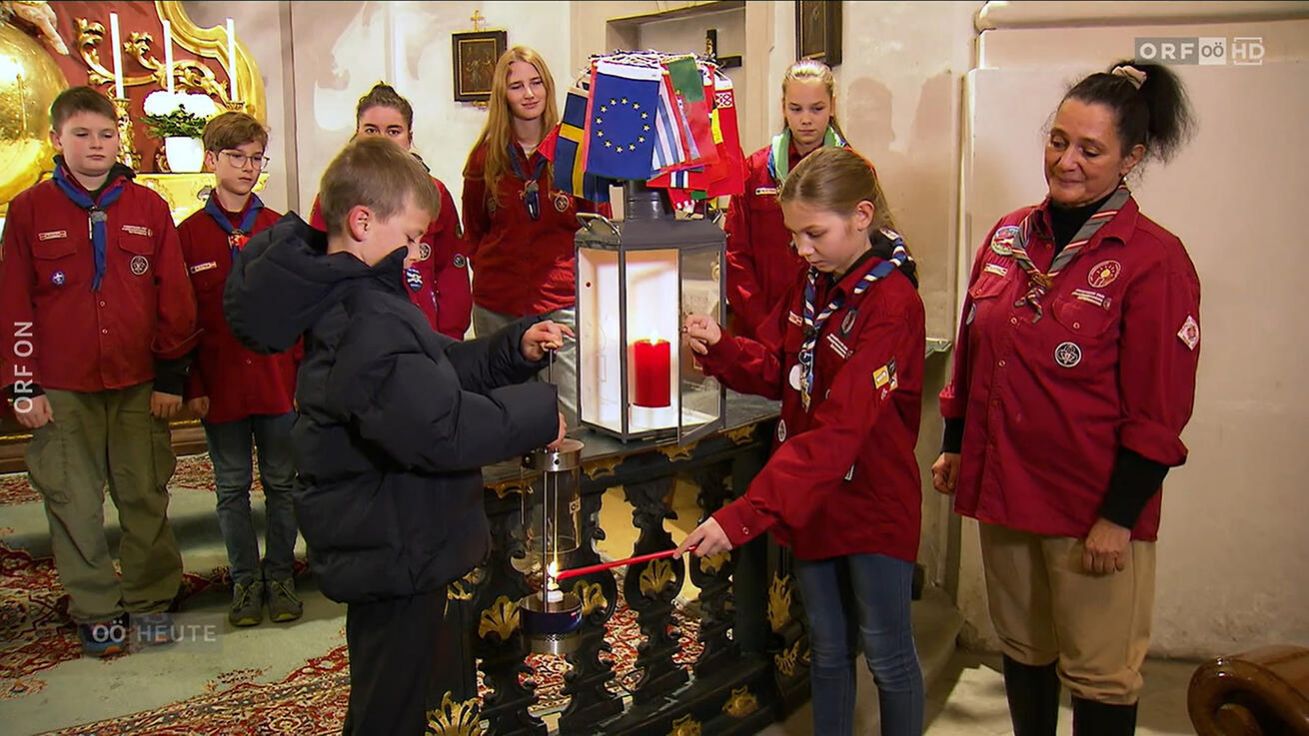 image:Image Betlémské světlo letos rozdá devítiletý Matthias Secklehner, který je 13. listopadu převzal od skautů v poutním kostele Christkindl.