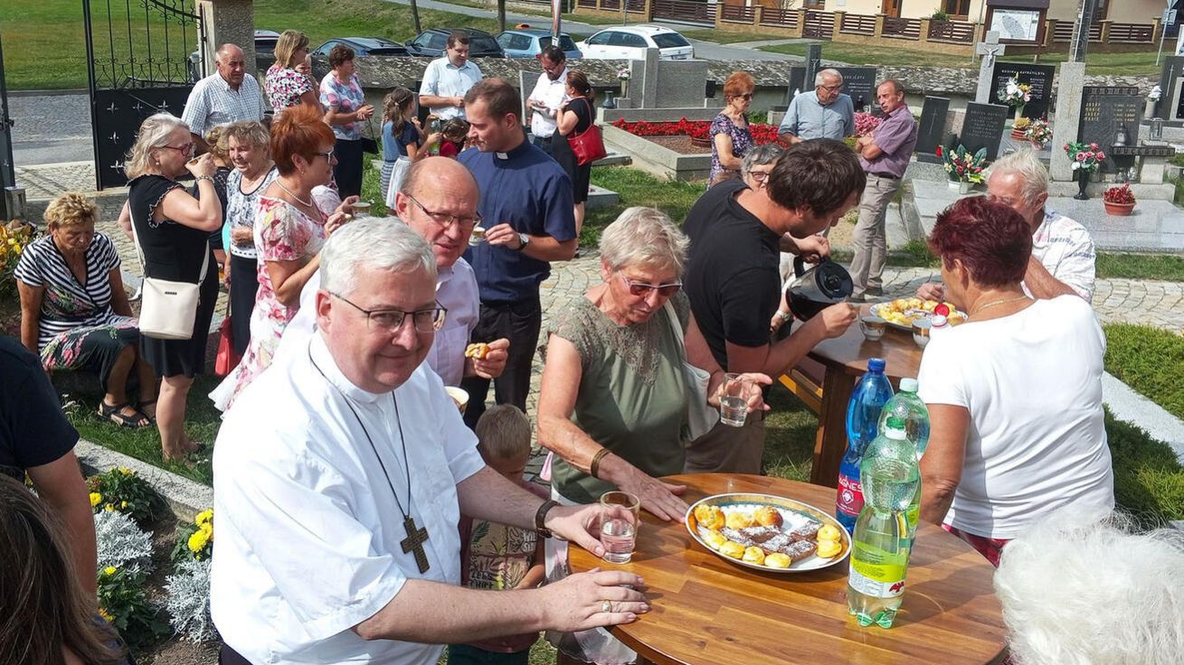 image:Image V Růžené farníci biskupa pozvali do farní kavárny na hřbitově.