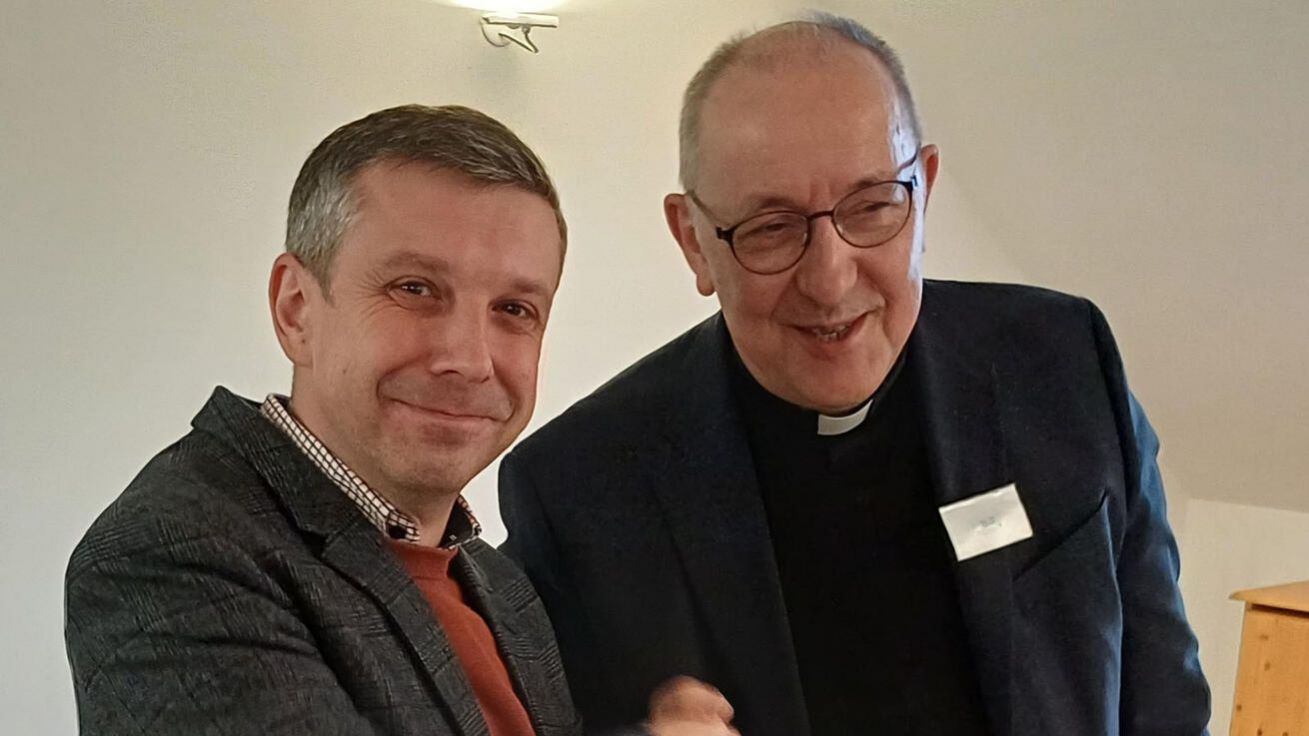 image:Image Dar z diecéze Görlitz – biskup Wolfgang Ipolt dovezl pro Klášter Hejnice – vzdělávací, konferenční a poutní dům – 11 tisíc eur (zhruba 270 tisíc korun).