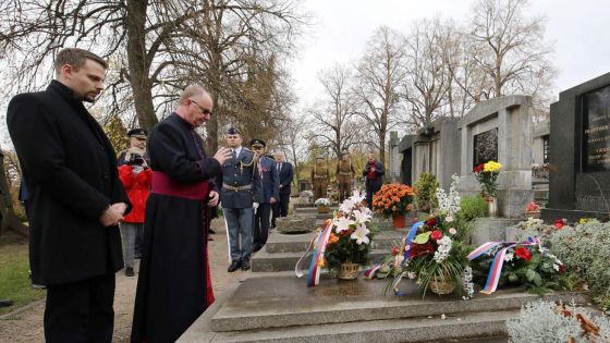 image:Image Generální vikář u hrobu generála. Poslední říjnový den se Mons. Radek Jurnečka zúčastnil pietního shromáždění u hrobu generála Františka Chábery, válečného letce a čestného občana Litoměřic. Burácející gripeny nad hlavami, zástupci ministerstva obrany, příbuzní i vojenská hudba mu spolu s vikářem vzdali hold při 25. výročí od jeho úmrtí. Generál František Chábera bojoval během druhé světové války u jednotek Royal Air Force (RAF). Byl příslušníkem 312. stíhací perutě a pak i prvního československého smíšeného pluku v SSSR. Jako vojenský pilot zasáhl do bojů ve Francii, do bitvy o Velkou Británii a zúčastnil se bojů během Slovenského národního povstání i osvobození Československa.