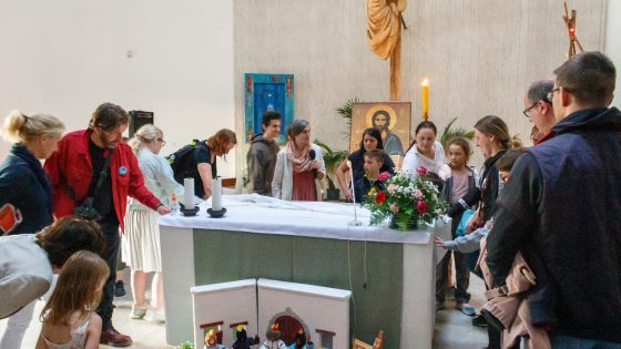 image:Image Během Noci kostelů si návštěvníci v kapli Matky Terezy na pražském Jižním Městě mohou vše zblízka prohlédnout a osahat. A jedna z farnic během prohlídky odpovídala na jejich dotazy.