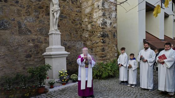 image:Image Opravený kříž požehnal biskup Vojtěch Cikrle.