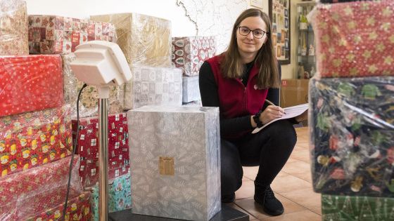image:Image Vánoční balíčky pro ukrajinské děti se již začínají shromažďovat v prostorách Arcidiecézní charity Olomouc, která chce letos obdarovat 461 dětí ze sociálně slabých rodin či dětských domovů. „Ještě nám zbývá najít dárce pro několik posledních dětí. Každý, kdo by jim chtěl udělat radost, se může hlásit až do 15. listopadu na webu darek. charitaproukrajinu.cz,“ shrnuje koordinátorka projektu Kateřina Biolková.