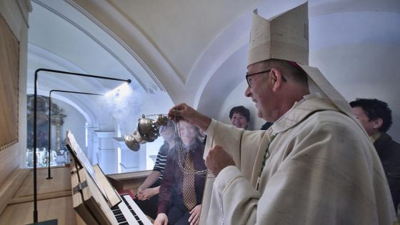 image:Image Biskup Martin David při příležitosti žehnání nových varhan v Chlebovicích.