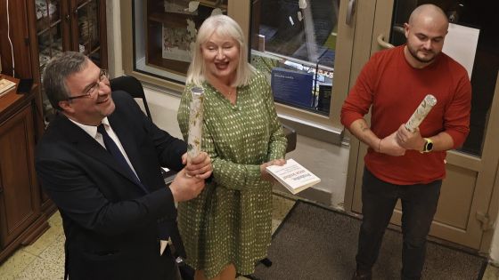 image:Image Knihu s autorkou uvedli Václav Radoš z magazínu Proboha! a šéfredaktor KNA Pavel Mareš (vlevo).