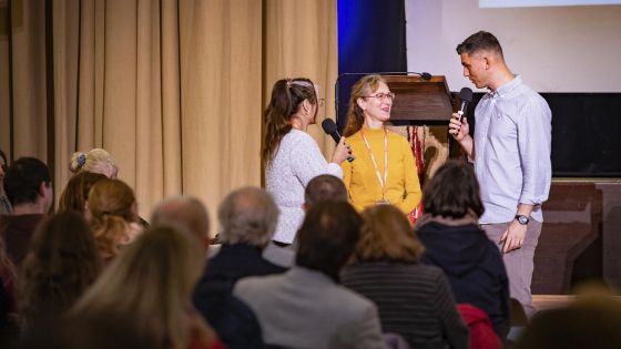 image:Image Účastníci konference o evangelizaci se učili být vnímaví k Božímu hlasu a modlit se za uzdravení.