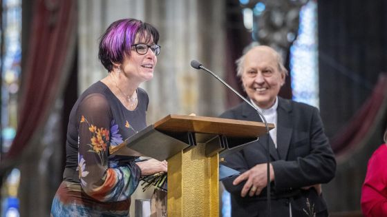 image:Image Eva Ortová po přijetí Ceny Charity vedle biskupa Pavla Posáda, prezidenta Charity Česká republika.