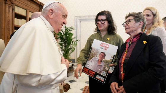 image:Image LONI 7. ŘÍJNA BYLA UNESENA DO PÁSMA GAZY a o 14 dní později propuštěna. Jocheved Lifšicová (86) byla minulý týden jednou ze skupiny propuštěných rukojmích, kteří se setkali s papežem. Její dcera na snímku ukazuje fotografii svého otce Odeda (84), který je stále držen v zajetí. Oba se přitom zasazovali o smír mezi oběma národy a déle než deset let týdně vozívali Palestince z hraničního přechodu Erez k léčbě do nemocnic v Izraeli.