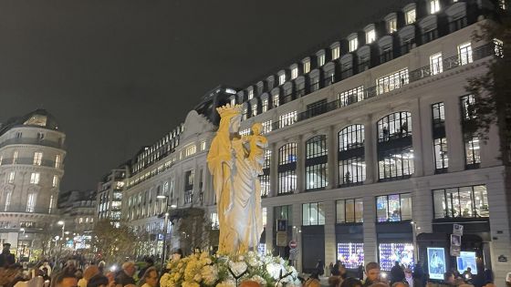 image:Image Věřící doprovázejí s modlitbami a svícemi v rukou sochu Panny Marie s dítětem pařížskými ulicemi. Ze svého dočasného domova v kostele sv. Germain-l’Auxerrois se vrátila do nově zrekonstruované katedrály Notre-Dame.