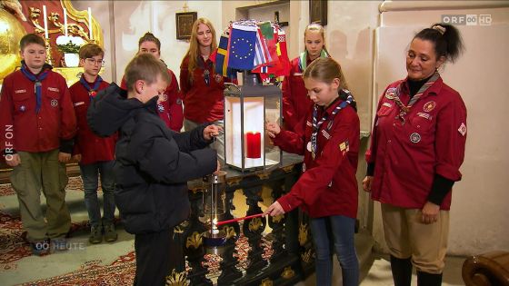 image:Image Betlémské světlo letos rozdá devítiletý Matthias Secklehner, který je 13. listopadu převzal od skautů v poutním kostele Christkindl.