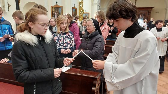 image:Image Světlo svící při sobotní liturgii připomínalo mladým lidem jejich křest a křestní identitu.
