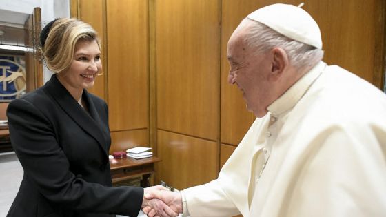image:Image První dáma Ukrajiny Olena Zelenská se ve středu 20. listopadu setkala s papežem Františkem. Kromě soukromé audience se účastnila té generální na náměstí sv. Petra a navštívila dětskou nemocnici, kde se léčí i pacienti z Ukrajiny.